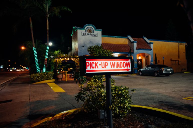 El Atlakat restaurant and pick-up window